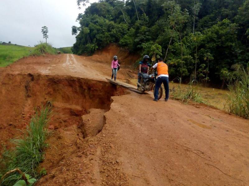 Nesta sexta-feira, 23, uma equipe da Defesa Civil do Pará se deslocou de Marabá rumo ao município de Itupiranga, na região sudeste do estado. Por conta do período chuvoso, 15 pontes da cidade apresentaram sérios problemas. Além disso, 300 pessoas estão desalojadas e 100 desabrigadas. Para auxiliar no atendimento dessas famílias, a Defesa Civil de Itupiranga solicitou ajuda da Coordenadoria Estadual de Defesa Civil. O subcomandante do 5º Grupamento Bombeiro Militar, Major Paulo César Vaz, ressaltou que esta é a segunda avaliação feita no município. “Enviamos a mesma equipe que esteve em Itupiranga, no dia 16 de fevereiro, para uma nova avaliação e dar o suporte necessário à Defesa Civil municipal no sentido de preencher o sistema S2iD (Sistema Integrado de Informações sobre Desastres do Governo Federal), o que vai subsidiar a prefeitura para decretar situação de emergência no município, e assim, consiga atender as demandas emergenciais”, explicou.

FOTO: ASCOM / DEFESA CIVIL
DATA: 23.02.2018
ITUPIRANGA - PARÁ <div class='credito_fotos'>Foto: ASCOM / DEFESA CIVIL    |   <a href='/midias/2018/originais/9cc28325-58c2-4af2-b563-9e36c3b79b0f.jpg' download><i class='fa-solid fa-download'></i> Download</a></div>