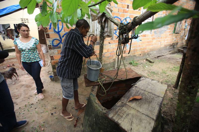 As ações do governo do Estado são imediatas no município de Barcarena, mais especificamente nas comunidades Bom Futuro e Vila Nova, localizadas na área das bacias de rejeitos da Hydro. A primeira medida é a coleta da água dos poços artesianos, para verificar se está própria para o consumo humano. Nesta sexta-feira (23), técnicos do Laboratório Central do Estado (Lacen) começaram o trabalho, que faz parte do conjunto de ações do grupo de trabalho montado pelo governo depois que o Instituto Evandro Chagas confirmou a contaminação da área. Na foto, o morador Luiz Gonzaga (camisa preta).

FOTO: MÁCIO FERREIRA / AG. PARÁ
DATA: 23.02.2018
BARCARENA - PARÁ <div class='credito_fotos'>Foto: MÁCIO FERREIRA/ AG. PARÁ   |   <a href='/midias/2018/originais/9d009b12-bd87-4ed6-ba07-c55618ecc054.jpg' download><i class='fa-solid fa-download'></i> Download</a></div>