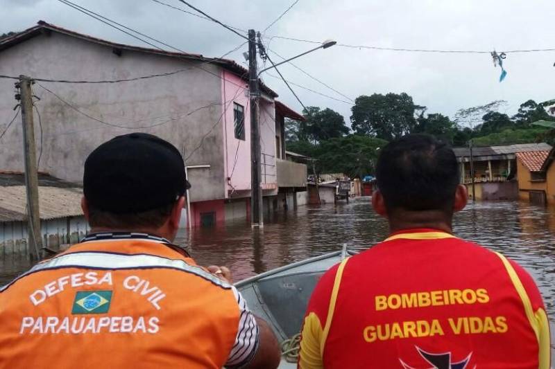 A Defesa Civil do Pará está em plena execução do Plano de Contingência para desastres hidrometeorológicos 2018-2019. As ações têm o sentido de atender municípios em situações mais críticas por conta da intensidade das chuvas previstas para o período do inverno amazônico. A atenção está voltada a possíveis cheias de rios localizados no sul e sudeste paraense, cheias em decorrência das intensas chuvas. Segundo a Defesa Civil, as chuvas nas duas regiões já chegaram 80% do previsto para todo o mês de fevereiro. As equipes de socorro estão monitorando os rios Itacaiúnas, Tocantins, Araguaia e Parauapebas. No último trimestre, compreendido entre outubro a dezembro de 2017, foram registrados 470 mm de índice pluviométrico, 20 pontos a mais que a média histórica entre 1981 e 2010, que foi de 450 mm. 

FOTO: DIVULGAÇÃO
DATA: 10.02.2018
PARAUAPEBAS - PARÁ <div class='credito_fotos'>Foto: Divulgação   |   <a href='/midias/2018/originais/9d7e82b7-b15c-4640-a6cd-ee34936aa05c.jpg' download><i class='fa-solid fa-download'></i> Download</a></div>