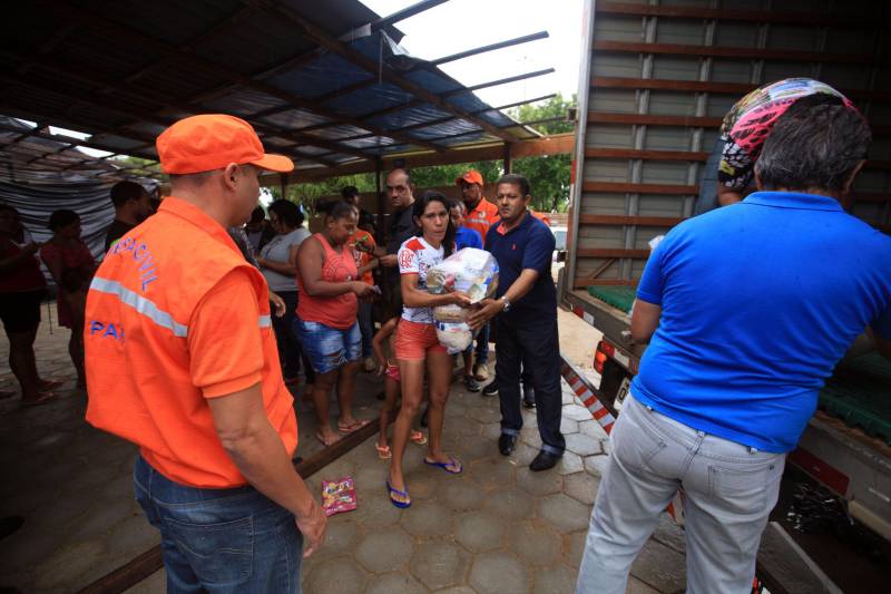A entrega de mais de 200 cestas básicas às famílias atingidas pelas cheias dos rios Tocantins e Itacaiúnas, em Marabá, no sudeste do Pará, foi a principal ação, neste sábado (17), da força-tarefa montada para prestar atendimento aos desabrigados na região.

FOTO: MÁCIO FERREIRA / AG. PARÁ
DATA: 17.02.2018
MARABÁ - PARÁ <div class='credito_fotos'>Foto: MÁCIO FERREIRA/ AG. PARÁ   |   <a href='/midias/2018/originais/9dacb7ec-44ef-42dc-bde3-47179b053de8.jpg' download><i class='fa-solid fa-download'></i> Download</a></div>