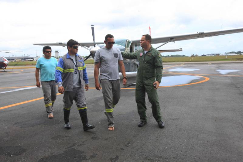 A aeronave do Grupamento Aéreo de Segurança Pública (Graesp) trouxe, nesta sexta-feira (16), para Belém, piloto e passageiros do helicóptero  que precisou fazer um pouso forçado, na Ilha do Marajó. O fato ocorreu em uma área de mata entre os municípios de Curralinho e Breves, no dia 15. O resgate dos funcionários da empresa prestadora de energia elétrica no Pará e do piloto foi realizado ainda no final da tarde de ontem, quando o grupamento foi acionado pelo Salvaéreo. Na foto, cheganda de Nelson Palheta (e), Lucas Albuquerque (d), Wagner Costa (d) e o tenente coronel do Graesp, Marlon (d).

FOTO: RODOLFO OLIVEIRA / AG. PARÁ
DATA: 16.03.2018
BELÉM - PARÁ <div class='credito_fotos'>Foto: Rodolfo Oliveira/Ag. Pará   |   <a href='/midias/2018/originais/9e2633fc-12c0-4bf3-bbf2-016829ffdb73.jpg' download><i class='fa-solid fa-download'></i> Download</a></div>