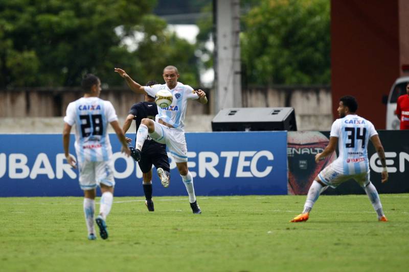 O Clube do Remo venceu o Paysandu por 2 a 1 na tarde deste domingo, partida realizada no Estádio Mangueirão, e largou na frente pelo título do Campeonato Paraense de 2018. 

FOTO: THIAGO GOMES / AG. PARÁ
DATA: 01.04.2018
BELÉM - PARÁ <div class='credito_fotos'>Foto: Thiago Gomes /Ag. Pará   |   <a href='/midias/2018/originais/9e3f520b-718a-4b26-8bdf-f81c51879202.jpg' download><i class='fa-solid fa-download'></i> Download</a></div>