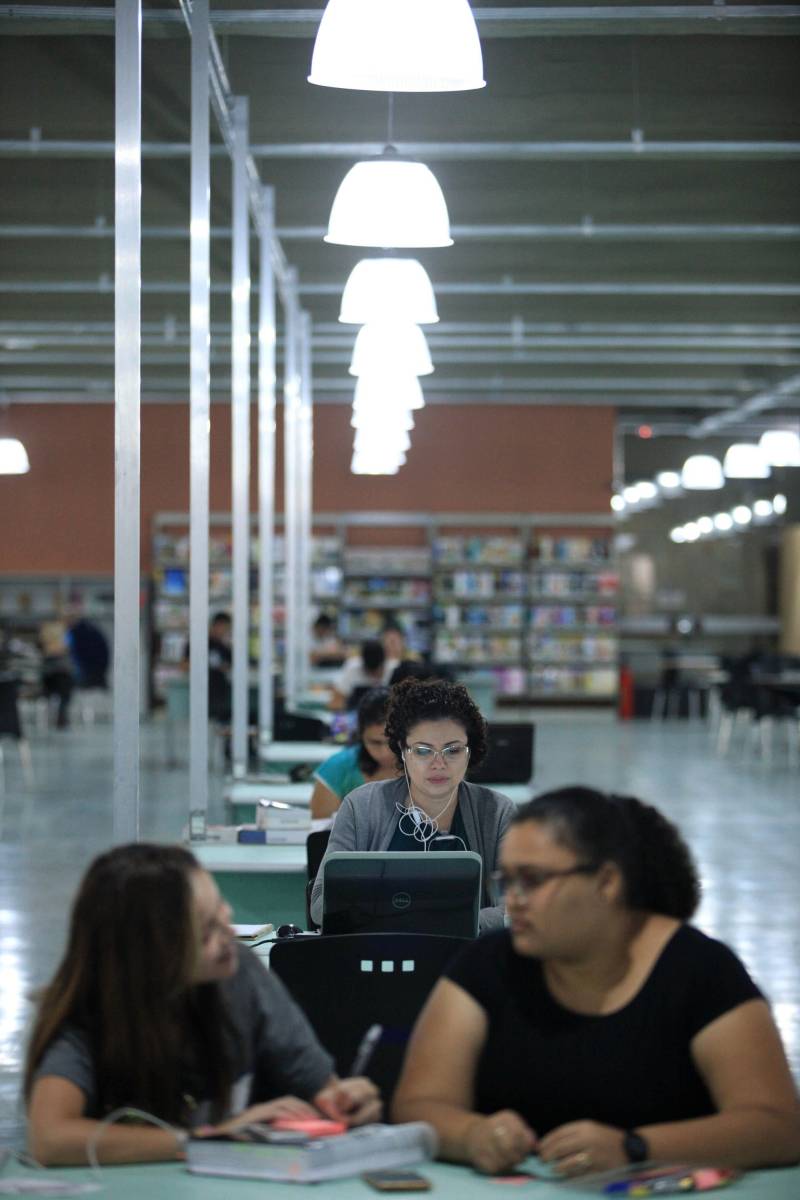 Biblioteca Pública Arthur Vianna, localizada no prédio do Centur. Com mais de 140 anos, o local é uma das principais referências na área em Belém, recebendo uma média de mil usuários por dia. Antes da popularização de instrumentos tecnológicos e sites especializados, a “biblioteca do Centur”, como é conhecida, era uma das principais fontes de pesquisa para alunos de todos os níveis de ensino em Belém. 

FOTO: MÁCIO FERREIRA / AG. PARÁ
DATA: 02.03.2018
BELÉM - PARÁ <div class='credito_fotos'>Foto: MÁCIO FERREIRA/ AG. PARÁ   |   <a href='/midias/2018/originais/9ea415d6-b1c4-4bca-9a49-79bc8f316c33.jpg' download><i class='fa-solid fa-download'></i> Download</a></div>