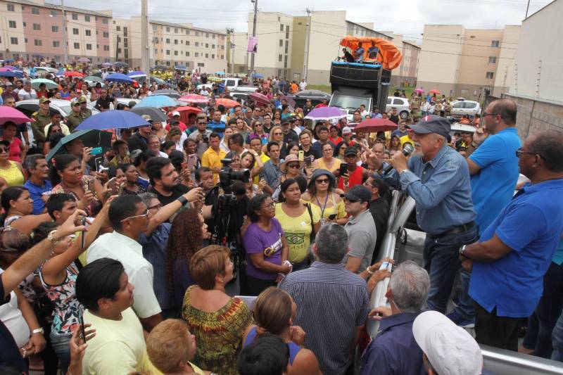 Deve ocorrer a partir da próxima segunda-feira (19) a entrega das chaves aos futuros moradores do Residencial Viver Melhor Marituba, localizado no quilômetro 15 da Rodovia BR-316, em Marituba, região metropolitana de Belém. A cerimônia de inauguração do conjunto, marcada para este sábado (17), foi adiada pela terceira vez pelo Ministério das Cidades, causando transtorno a centenas de pessoas que foram ao local com a promessa de receber o apartamento e começar uma vida nova. O governador Simão Jatene foi ao local esclarecer aos proprietários - muitos vindos de bairros distantes de Belém e Ananindeua - o motivo de mais um adiamento.

FOTO: CRISTINO MARTINS / AG. PARÁ
DATA: 17.02.2017
MARITUBA - PARÁ <div class='credito_fotos'>Foto: Cristino Martins/Ag. Pará   |   <a href='/midias/2018/originais/9efa326f-8d1b-4530-931a-451ef3217270.jpg' download><i class='fa-solid fa-download'></i> Download</a></div>