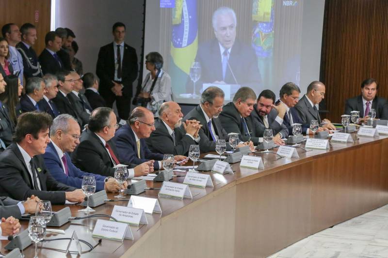 Em reunião com governadores de todo o país, nesta quinta-feira (1), no Palácio do Planalto, em Brasília, o presidente Michel Temer anunciou a criação de um plano para financiamento aos Estados para reforçar o aparelhamento das polícias, via empréstimo do Banco Nacional do Desenvolvimento Econômico e Social (BNDES). "Temos um plano delineado para financiar os Estados para o reequipamento das polícias locais. Temos essa angustiante preocupação sobre a segurança em todos os estados brasileiros. Não é no Estado A ou B", disse Michel Temer, no início da reunião. O governador Simão Jatene participou do encontro. Jatene e os demais governadores das 27 unidades da Federação foram convocados pelo presidente para a reunião que teve como tema a segurança pública nacional. Além de Temer e os governadores, participaram do encontro a ministra Cármen Lúcia, presidente do Supremo Tribunal Federal; o ministro Raul Jungmann, da Segurança Pública; e os presidentes do Senado, Eunício Oliveira, e da Câmara dos Deputados, Rodrigo Maia. O secretário estadual de Segurança Pública e Defesa Social, Luiz Fernandes Rocha, acompanhou o governador em Brasília.

FOTO: SÉRGIO LIMA
DATA: 01.03.2018
BRASÍSIL - DF <div class='credito_fotos'>Foto: SÉRGIO LIMA   |   <a href='/midias/2018/originais/9fbb89aa-b84e-49df-8e7d-d7c5475dcda6.jpg' download><i class='fa-solid fa-download'></i> Download</a></div>