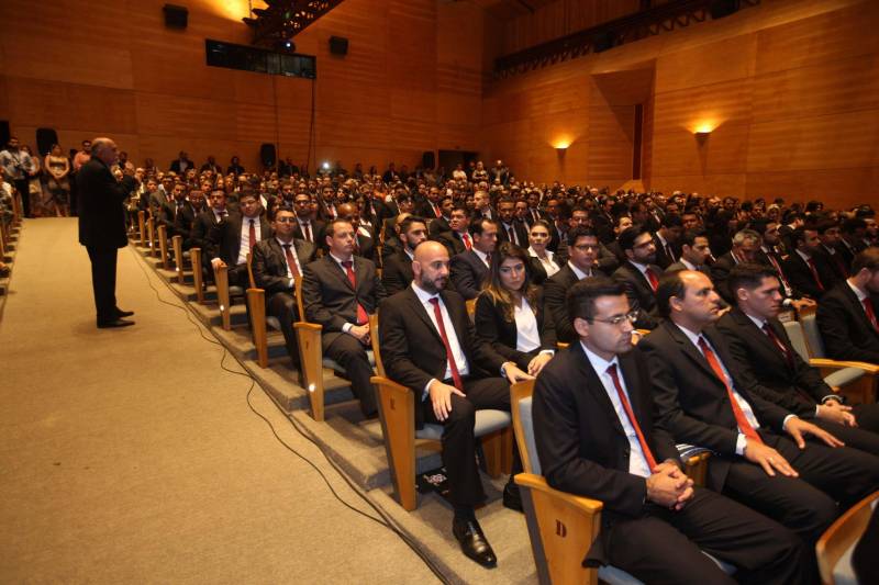 Para o governador Simão Jatene (foto), todos os nomeados podem se considerar – a partir do momento em que optaram por um concurso público no Pará – paraenses, “pois vão ajudar a construir o estado”. “Vocês terão a grata oportunidade de conhecer o estado pelo seu interior, o que é extremamente enriquecedor”, disse o governador. “Mas, preparem-se, pois terão poucos aplausos nos acertos e muitas e severas críticas ao menor erro”. Sobre o concurso e a posse dos novos delegados, Jatene disse que “mais um desafio foi vencido, que é o de ter um delegado para cada município”. “É mais um passo no sentido de combater a violência e melhorar os índices da segurança pública, o que nós fazemos mesmo com a crise que ainda assola o país”, disse o governador. “Enquanto existir essa vontade coletiva, unindo governo e sociedade, vamos vencer mais desafios, em todas as áreas”, concluiu Simão Jatene.

FOTO: SYDNEY OLIVEIRA / AG. PARÁ
DATA: 26.02.2018
BELÉM - PARÁ <div class='credito_fotos'>Foto: Sidney Oliveira/Ag. Pará   |   <a href='/midias/2018/originais/a01771a1-8962-451d-bb41-8e901ef604fb.jpg' download><i class='fa-solid fa-download'></i> Download</a></div>