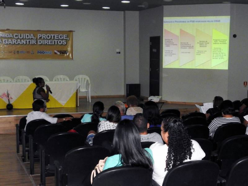 O município de Castanhal, na Região Metropolitana de Belém (RMB), recebeu nesta terça-feira (20) o Movimento pela Valorização do Estatuto da Criança e do Adolescente (Mover), que promove uma capacitação destinada a elaborar com órgãos do Executivo, Legislativo e Judiciário, além de representantes da sociedade civil, conselheiros tutelares e demais membros da rede de garantia de direitos da criança e adolescentes, ações e estratégias para o fortalecimento dos direitos de menores de 18 anos. O encontro será realizado até a próxima quinta-feira (22), das 09 às 17 h, no auditório da URE 8 (Unidade Regional de Educação).

FOTO: CARLOS SODRÉ / AG. PARÁ
DATA: 19.02.2018
CASTANHAL - PARÁ <div class='credito_fotos'>Foto: CARLOS SODRÉ / AG. PARÁ    |   <a href='/midias/2018/originais/a0d425d3-9c79-4d9f-bc7e-8ce4aec65998.jpg' download><i class='fa-solid fa-download'></i> Download</a></div>