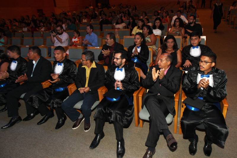 11 concluintes do Bacharelado em Música que colaram grau na noite desta quinta-feira (01) no Teatro Maia Sylvia Nunes, na Estação das Docas. 

FOTO: CARLOS SODRÉ / AG. PARÁ
DATA: 01.03.2018
BELÉM - PARÁ <div class='credito_fotos'>Foto: CARLOS SODRÉ / AG. PARÁ    |   <a href='/midias/2018/originais/a13dd8d3-a75b-407a-9874-4063ddc497a9.jpg' download><i class='fa-solid fa-download'></i> Download</a></div>