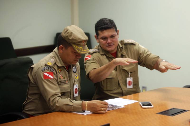 O governo do Estado intensificou as ações nas comunidades do município de Barcarena, no nordeste paraense, afetadas pela contaminação constatada pelo Instituto Evandro Chagas (IEC), no entorno da área de atuação da empresa Hydro. A força-tarefa de órgãos estaduais em parceria com a prefeitura municipal seguiu neste domingo (25), com a continuação do cadastramento de famílias, levantamento de possíveis problemas de saúde decorrentes da situação e distribuição de água potável, medidas emergenciais determinadas pelo Grupo de Trabalho do Governo do Estado. Ao todo, 30 profissionais da saúde, entre agentes de endemias e de saúde, além de 16 assistentes sociais, agentes da Defesa Civil, entre outros profissionais do Estado e Município atuam nos últimos dias nas comunidades de Bom Futuro, Vila Nova e Bujaruba. As equipes estão em campo para mapear e identificar as necessidades das famílias que residem nesses locais e que tipo de impacto que elas podem ter sofrido.

FOTO: IGOR BRANDÃO / AG PARÁ
DATA: 25.02.2018
BARCARENA - PARÁ <div class='credito_fotos'>Foto: IGOR BRANDÃO / AG. PARÁ   |   <a href='/midias/2018/originais/a144ff34-e2a9-4612-a01b-fec7fc4662af.jpg' download><i class='fa-solid fa-download'></i> Download</a></div>