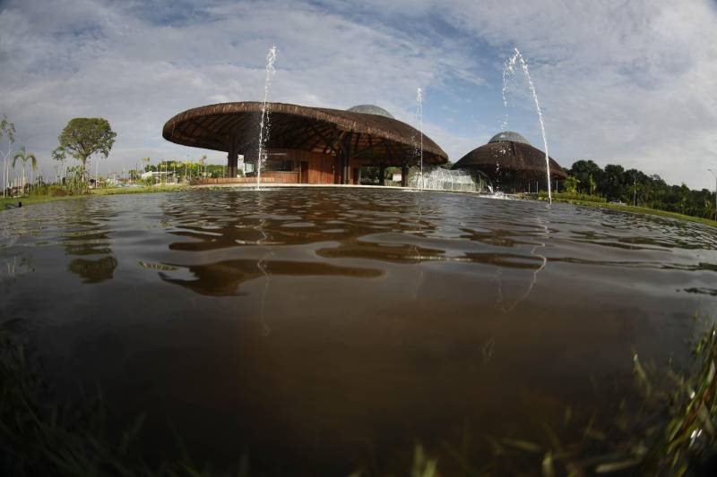 O Parque Estadual do Utinga (PEUt) o mais importante espaço de preservação e estudo da biodiversidade dentro da Região Metropolitana de Belém será reaberto à população a partir desta sexta,16, a partir das 16h30, com apresentações artísticas, com o Boi Veludinho, crianças do Pro Paz e a premiada Orquestra Sinfônica do Theatro da Paz. A apresentação será em um espaço ao ar livre e não será necessária a retirada de ingressos, por esse motivo, a recomendação é que o público chegue cedo, porque a entrada será fechada quando o espaço estiver lotado.

FOTO: THIAGO GOMES / AG. PARÁ
DATA: 16.03.2018
BELÉM - PARÁ <div class='credito_fotos'>Foto: Thiago Gomes /Ag. Pará   |   <a href='/midias/2018/originais/a1798ae1-7bdc-41b3-b9b8-d2400ca206ad.jpg' download><i class='fa-solid fa-download'></i> Download</a></div>