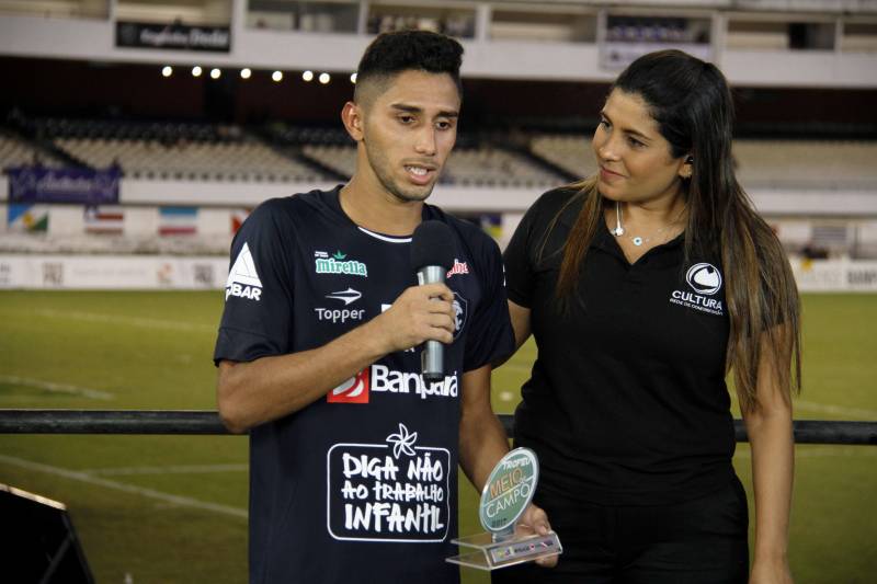 Chegou a hora de escolher os melhores do Banparazão 2018! Torcedores que acompanham o campeonato paraense podem votar nos craques da competição no "Troféu Meio de Campo 2018", da Cultura Rede de Comunicação. A votação para diversas categorias será aberta neste domingo (18) durante o programa "Meio de Campo", que começa às 14h40 na TV Cultura do Pará. Os internautas poderão votar por meio do Portal Cultura (www.portalcultura.com.br). Para participar, basta acessar a página da votação e preencher o formulário indicando os jogadores que se destacaram em cada posição, além de seus respectivos clubes. 

FOTO: ASCOM / PORTAL CULTURA
DATA: 16.03.2018
BELÉM - PARÁ <div class='credito_fotos'>Foto: ASCOM / PORTAL CULTURA   |   <a href='/midias/2018/originais/a300d07c-d0e7-4e44-8b45-7104e0278e8b.jpg' download><i class='fa-solid fa-download'></i> Download</a></div>