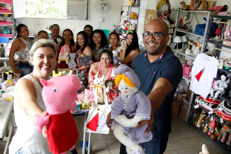 A Cooperativa Social de Trabalho Arte Feminina Empreendedora (Coostafe), que funciona no Centro de Reeducação Feminino de Ananindeua, atingiu a meta de doações e vai ser um dos projetos beneficiados pela campanha “Abrace o Brasil”, realizada pela organização BrazilFoundation. A meta da cooperativa era atingir R$ 8 mil em doações e até a manhã desta terça-feira (27), já tinha arrecadado R$ 8.720.

FOTO: ASCOM SUSIPE
DATA: 27.11.2018
BELÉM - PARÁ <div class='credito_fotos'>Foto: ASCOM SUSIPE   |   <a href='/midias/2018/originais/a32a0cca-fd55-4853-bb46-fe86f04c2ee0.jpg' download><i class='fa-solid fa-download'></i> Download</a></div>