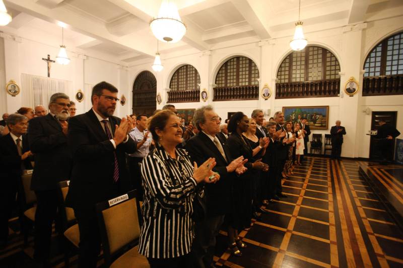 O governador Simão Jatene foi homenageado pela Associação do Corpo Consular no Estado do Pará (ACCP) com a Comenda do Mérito Consular João Clemente Baena Soares. A maior honraria da entidade foi entregue na noite desta quinta-feira (22), no salão nobre do prédio sede da Associação Comercial do Pará (ACP), em Belém.

FOTO: IGOR BRANDÃO / AG. PARÁ
DATA: 22.02.2018
BELÉM - PARÁ <div class='credito_fotos'>Foto: IGOR BRANDÃO / AG. PARÁ   |   <a href='/midias/2018/originais/a3471838-2631-445a-a4f0-c7a153fe1127.jpg' download><i class='fa-solid fa-download'></i> Download</a></div>