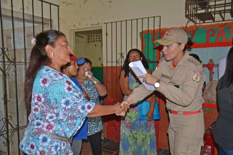 Moradores da comunidade Pantanal, no bairro do Mangueirão, em Belém, receberam, nesta terça-feira (10), 100 kits de gás de cozinha, contendo registro regulador e mangueira. A ação foi realizada pelo 27º Grupamento do Corpo de Bombeiros Militar do Pará. O objetivo da ação é demonstrar como se deve agir diante de uma situação de vazamento do Gás Liquefeito de Petróleo (GLP). A programação contou com o apoio da empresa Liquigás, que realizou a doação dos kits. Já a equipe da Defesa Civil orientou os moradores sobre prevenção de acidentes. “A necessidade é observar a validade do registro e das mangueiras, bem como desmistificar algumas situações quando se tenta impedir um vazamento”, explicou a sub-comandante do 27º GBM, Major Gabriela Contente. O 27º Grupamento de Bombeiros Militar fica no bairro do Mangueirão e atende sete bairros (Mangueirão, Castanheira, Marambaia, Una, Cabanagem, Parque Verde e Benguí) da capital paraense. Na foto, Major Gabriela Contente (d), subcomandante do 27° GBM e  vice-diretora Francisca Reis (e).

FOTO: CARLOS YURI / ASCOM CBMPA
DATA: 10.04.2018
BELÉM - PARÁ <div class='credito_fotos'>Foto: CARLOS YURI / ASCOM CBMPA   |   <a href='/midias/2018/originais/a37ad744-4eaa-430c-ae4e-bf0b861e59f5.jpg' download><i class='fa-solid fa-download'></i> Download</a></div>