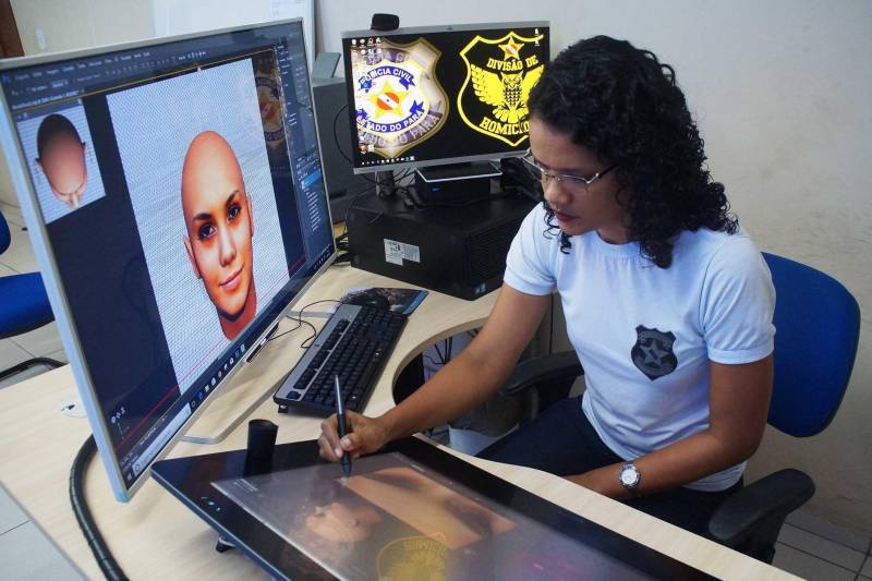 A Polícia Civil do Pará já dispõe de um equipamento que melhora a qualidade das imagens de câmeras de segurança usadas em investigações de crimes. A Mesa Digitalizadora está instalada no Laboratório de Análise de Imagens e Prosopografia, na sede da Divisão de Homicídios, em Belém, a serviço da Diretoria de Identificação da Polícia Civil. O novo equipamento permite melhorar as imagens obtidas por policiais civis responsáveis pela investigação de crimes, como roubos e homicídios. "Poderemos trabalhar para que se possa ter uma melhor definição das imagens e contribuir com o trabalho da polícia", explica a papiloscopista Daniella Moura (foto), que atua no Laboratório de Análise de Imagens e Prosopografia. Para utilizar o novo recurso, os profissionais de Identificação da Polícia Civil passarão por treinamentos.

FOTO: ASCOM / POLÍCIA CIVIL
DATA: 12.02.2018
BELÉM - PARÁ <div class='credito_fotos'>Foto: Ascom / Polícia Civil   |   <a href='/midias/2018/originais/a3978cb9-7f03-4de1-9114-55351f8b174c.jpg' download><i class='fa-solid fa-download'></i> Download</a></div>