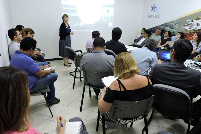 Trabalhar toda a cadeia de um produto, indo às vezes da semente (seleção e melhorias genéticas), passando pela indústria (desenvolvimento de máquinas e equipamentos e também de novos produtos) até chegar ao consumidor final: estes são os passos fundamentais do funcionamento eficiente de um Arranjo Produtivo Local (APL), discutidos pelo Núcleo Estadual de APL’s em reunião na manhã desta quarta-feira, 21, na Secretaria de Estado de Desenvolvimento Econômico, Mineração e Energia (Sedeme).

FOTO: ASCOM SEDAP
DATA: 21.02.2018
BELÉM - PARÁ <div class='credito_fotos'>Foto: Ascom Sedap   |   <a href='/midias/2018/originais/a3a71320-5882-40f4-94a9-ee9f371044da.jpg' download><i class='fa-solid fa-download'></i> Download</a></div>