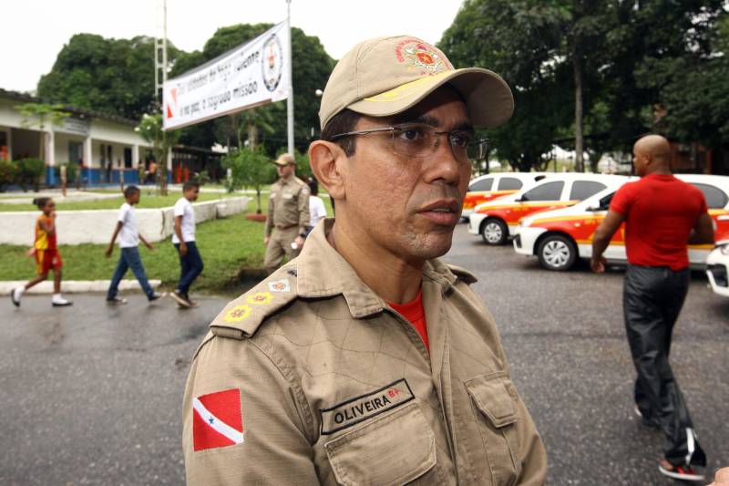 Na mesma cerimônia que entregou as viaturas para serviços de vistoria, o governador Simão Jatene fez uma visita técnica às instalações da nova Policlínica ao Corpo de Bombeiros Militar do Estado. Um prédio no Quartel do Comando Geral da corporação foi reformado e adaptado para receber a Policlínica, que oferta assistência médico-odontológico, psicológico e de primeiros socorros aos bombeiros militares e seus dependentes. Na foto, o tenente-coronel Jaime Oliveira, sub-diretor de serviços técnicos da corporação. 

FOTO: IGOR BRANDÃO / AG. PARÁ
DATA: 15.03.2018
BELÉM - PARÁ <div class='credito_fotos'>Foto: IGOR BRANDÃO / AG. PARÁ   |   <a href='/midias/2018/originais/a40a0133-7956-453f-961f-d10d1422e86a.jpg' download><i class='fa-solid fa-download'></i> Download</a></div>