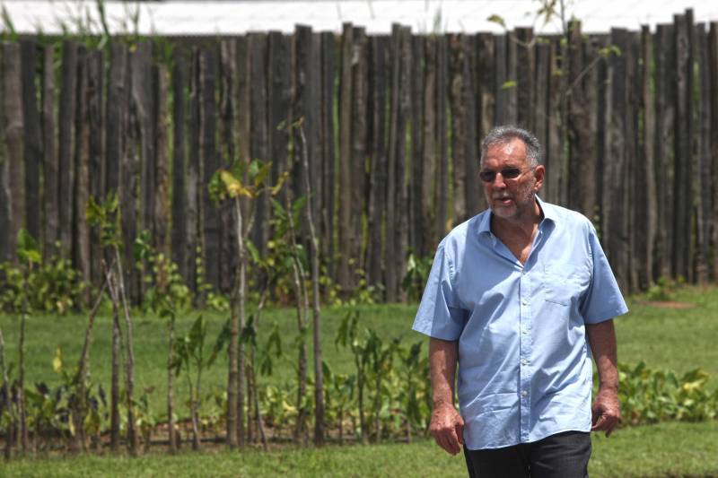 O Parque Estadual do Utinga (PEUt) o mais importante espaço de preservação e estudo da biodiversidade dentro da Região Metropolitana de Belém será reaberto à população a partir desta sexta,16, a partir das 16h30, com apresentações artísticas, com o Boi Veludinho, crianças do Pro Paz e a premiada Orquestra Sinfônica do Theatro da Paz. A apresentação será em um espaço ao ar livre e não será necessária a retirada de ingressos, por esse motivo, a recomendação é que o público chegue cedo, porque a entrada será fechada quando o espaço estiver lotado. No sábado, será realizada uma grande caminhada, a partir das 8 horas, com paradas para informações educativas sobre a fauna, flora e sobre os novos espaços. Por conta da grande quantidade de pessoas, incluindo crianças e idosos, o Corpo de Bombeiros recomendou e, a organização do evento acatou, a necessidade de se evitar durante a manhã do sábado o trânsito de veículos sobre rodas, como carros, bicicletas, skates e patins. Depois das 12 horas e durante todo o funcionamento do parque, a entrada e o uso por praticantes desta modalidade está completamente liberada. No domingo, o parque abrirá às 5h30 e funcionará até as 17h, assim como nos outros dias, de segunda a segunda. As atividades de manutenção do espaço vão requerer que o parque seja fechado para acesso ao público eventualmente, mas essas datas serão definidas de acordo com a demanda. Na foto, o secretário de Estado de Cultura, Paulo Chaves.

FOTO: IGOR BRANDÃO / AG PARÁ
DATA: 15.03.2018
BELÉM - PARÁ <div class='credito_fotos'>Foto: IGOR BRANDÃO / AG. PARÁ   |   <a href='/midias/2018/originais/a41cc5d6-ab7b-43f8-84bb-aaa6f8e73f1f.jpg' download><i class='fa-solid fa-download'></i> Download</a></div>