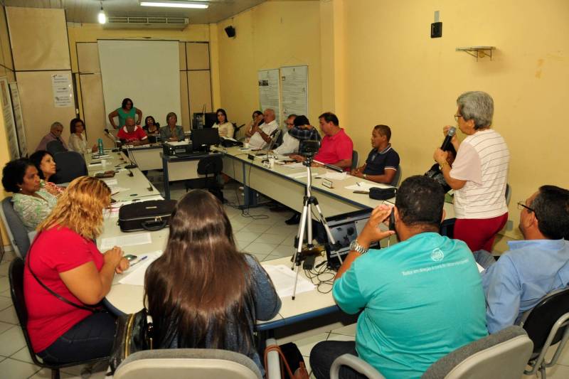 s secretarias municipais de Saúde devem permanecer vigilantes e informar imediatamente à Secretaria de Estado de Saúde Pública (Sespa) casos de epizootia (presença de macacos doentes ou mortos), para que a Secretaria estadual e a gestão municipal possam adotar as medidas preventivas contra a febre amarela na área suspeita, afirmou o diretor do Departamento de Controle de Endemias da Sespa, Bernardo Cardoso, nesta sexta-feira (23), em reunião no Conselho Estadual de Saúde (CES). Quando ocorre epizootia os animais devem ser examinados no Instituto Evandro Chagas (IEC), onde é possível saber se morreram por causa do vírus da febre amarela. Bernardo Cardoso atendeu a uma solicitação do CES para que apresentasse aos conselheiros a situação da febre amarela no Pará.

FOTO: JOSÉ PANTOJA / ASCOM SESPA
DATA: 23.02.2018
BELÉM - PARÁ <div class='credito_fotos'>Foto: José Pantoja / Ascom Sespa   |   <a href='/midias/2018/originais/a43b9371-65d6-4f8c-85cc-3c5413262395.jpg' download><i class='fa-solid fa-download'></i> Download</a></div>