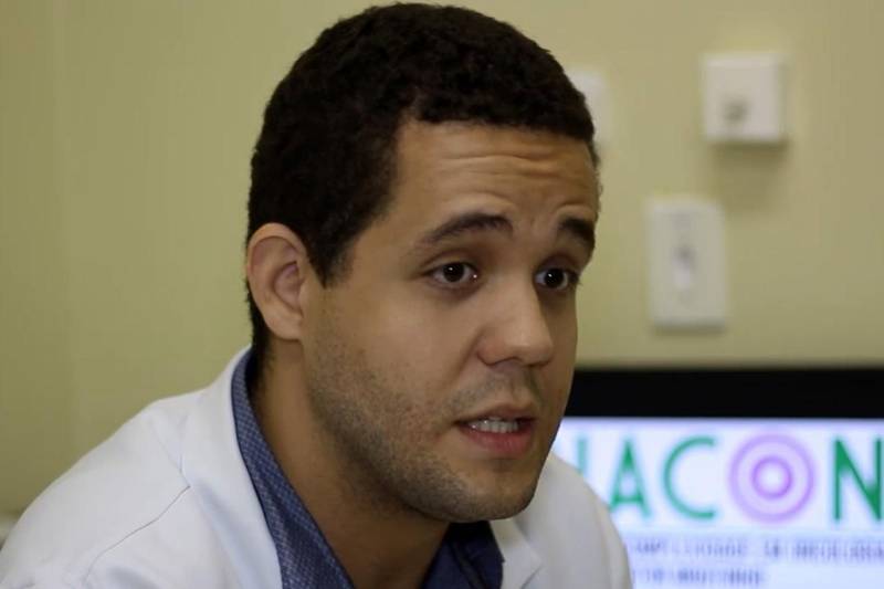 Médico oncologista clínico da Unacon, Leandro Almeida Assunção, informa que o câncer de ovário é a  principal causa de mortes de tumores ginecológicos no Brasil.

FOTO: ASCOM UNACON
DATA: 13.05.2018
TUCURUÍ - PARÁ <div class='credito_fotos'>Foto: Ascom Unacon   |   <a href='/midias/2018/originais/a488fe58-3606-4699-8544-a77e33fd17bf.jpg' download><i class='fa-solid fa-download'></i> Download</a></div>