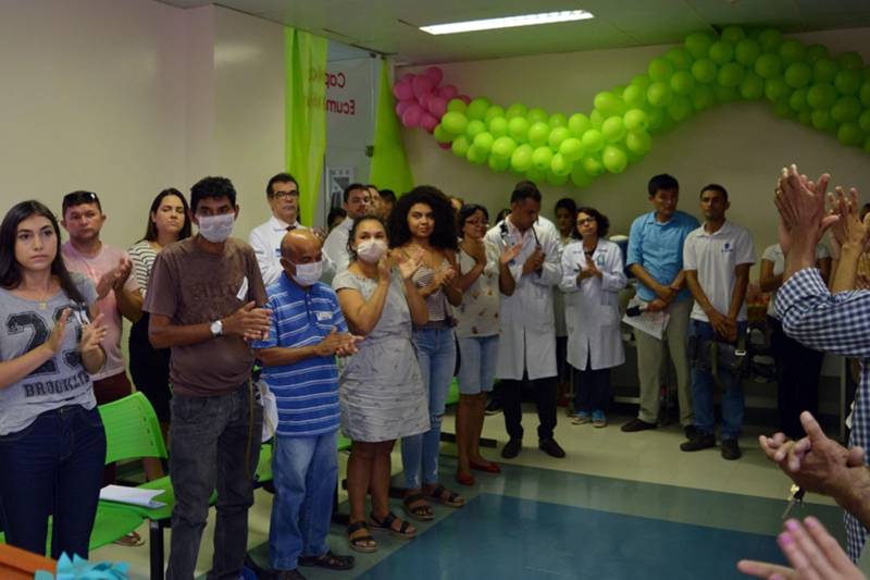 Em novembro de 2016, o Hospital Regional do Baixo Amazonas (HRBA), em Santarém, realizou o primeiro transplante de rim do Oeste do Pará. Dois anos depois, a Unidade já comemora a marca de 31 procedimentos realizados. Para comemorar a data, os pacientes transplantados foram convidados para participar do primeiro Encontro Interdisciplinar para Pacientes Pós-Transplante Renal, realizado na tarde desta quinta-feira (22), no HRBA.

FOTO: ASCOM HRBA
DATA: 23.11.2018
SANTARÉM - PARÁ <div class='credito_fotos'>Foto: Ascom HRBA   |   <a href='/midias/2018/originais/a5c6e099-b205-44a2-b682-95f889775451.jpg' download><i class='fa-solid fa-download'></i> Download</a></div>