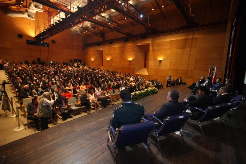 O Pará vai voltar a ter um delegado de polícia para cada município. A posse de 149 novos delegados da Polícia Civil, que aconteceu nesta segunda-feira (26) no Teatro Maria Sylvia Nunes, na Estação das Docas, vai garantir, com sobras, a cobertura completa dos 144 municípios do estado. Aprovados em concurso público, os novos delegados concluíram o curso de Formação da Polícia Civil do Pará no dia 15 deste mês. O curso foi o primeiro do Brasil a incluir sete disciplinas inéditas: Oratória, Atuação Policial frente aos Grupos Vulneráveis, Relacionamento com a Imprensa e Mídias Sociais, Abordagem Psicopatológica do Crime e da Violência, Investigação Financeira no Enfrentamento ao Crime de Lavagem de dinheiro, Noções Básicas de Enfrentamento às Fraudes Veiculares e Linguagem Brasileira de Sinais. O concurso aprovou ainda 300 investigadores, 180 escrivães e 20 papiloscopistas. Os novos policiais civis passaram por quatro meses de formação técnica e profissional na Acadepol. Com a nomeação, o próximo passo será a lotação dos novos servidores públicos nas unidades de Polícia Civil do estado, quando eles saberão em qual região do Pará trabalharão inicialmente.

FOTO: SYDNEY OLIVEIRA / AG. PARÁ
DATA: 26.02.2018
BELÉM - PARÁ <div class='credito_fotos'>Foto: Sidney Oliveira/Ag. Pará   |   <a href='/midias/2018/originais/a5f8322f-6138-4fc7-826e-12a265ff2d54.jpg' download><i class='fa-solid fa-download'></i> Download</a></div>