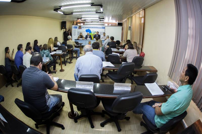 Dedicação exclusiva aos estudos e prática recorrente de exercícios renderam ao estudante Rafael Barata a  medalha "Fernando Guilhon", horaria concedida ao candidato com a maior pontuação no processo seletivo da Uepa. A medalha foi entregue pelo reitor da instituição, Rubens Cardoso, durante a reunião ordinária do Conselho Universitário (Consun), na manhã desta quarta-feira (21). 

FOTO: NAILANA THIELY / ASCOM UEPA 
DATA: 21.02.18
BELÉM - PARÁ <div class='credito_fotos'>Foto: Nailana Thiely / Ascom Uepa   |   <a href='/midias/2018/originais/a64da84e-91d4-41f8-93b5-9880675b160e.jpg' download><i class='fa-solid fa-download'></i> Download</a></div>