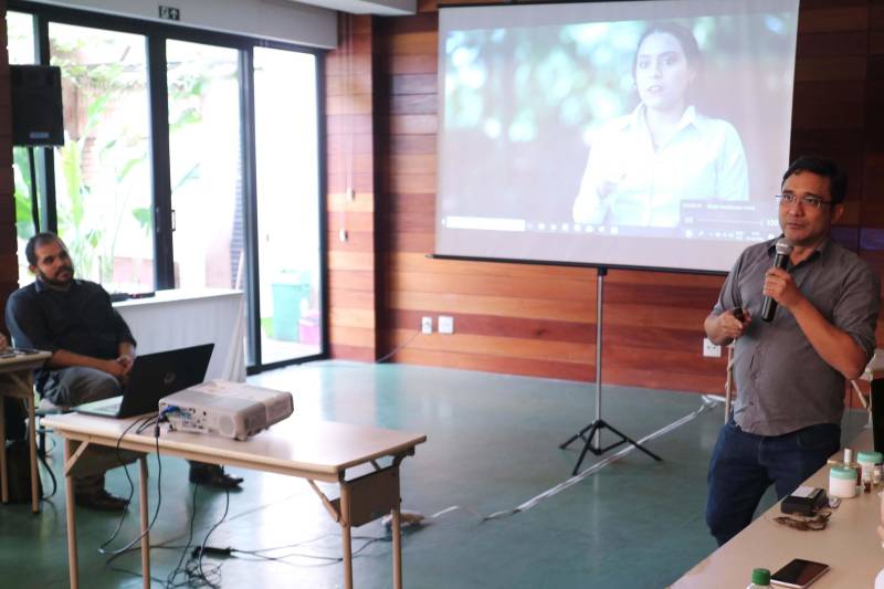 Representantes da Secretaria de Estado de Ciência, Tecnologia e Educação Profissional e Tecnológica (Sectet) participaram, na manhã desta quinta-feira (22), da 1ª Mostra de Bio-Invenções - Caminhos para a Inovação na Amazônia, realizada pela Organização Social BioTec-Amazônia. O evento reuniu ainda pesquisadores, setor produtivo e empresarial, com o objetivo de divulgar pesquisas e projetos que aplicam o uso da biodiversidade da região de forma sustentável. “Este é um evento de grande significado para todos nós. Juntamos invenções muito interessantes que podem gerar patentes, além de se transformarem em produtos e processos”, destacou o diretor-presidente da BioTec-Amazônia, José Seixas Lourenço. Na foto, o pesquisador Carlomagno Bahia.

FOTO: ASCOM / SECTET
DATA: 22.02.2018
BELÉM - PARÁ <div class='credito_fotos'>Foto: Ascom Sectet   |   <a href='/midias/2018/originais/a698940f-32ef-40c6-a0f5-38989385ec59.jpg' download><i class='fa-solid fa-download'></i> Download</a></div>