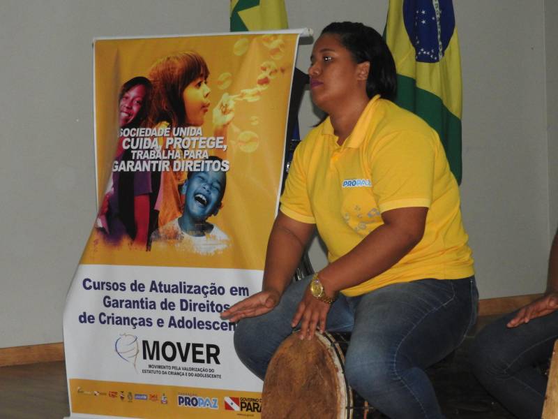 O município de Castanhal, na Região Metropolitana de Belém (RMB), recebeu nesta terça-feira (20) o Movimento pela Valorização do Estatuto da Criança e do Adolescente (Mover), que promove uma capacitação destinada a elaborar com órgãos do Executivo, Legislativo e Judiciário, além de representantes da sociedade civil, conselheiros tutelares e demais membros da rede de garantia de direitos da criança e adolescentes, ações e estratégias para o fortalecimento dos direitos de menores de 18 anos. O encontro será realizado até a próxima quinta-feira (22), das 09 às 17 h, no auditório da URE 8 (Unidade Regional de Educação).

FOTO: CARLOS SODRÉ / AG. PARÁ
DATA: 19.02.2018
CASTANHAL - PARÁ <div class='credito_fotos'>Foto: CARLOS SODRÉ / AG. PARÁ    |   <a href='/midias/2018/originais/a6adafd7-45da-458c-a5c0-963115d939de.jpg' download><i class='fa-solid fa-download'></i> Download</a></div>