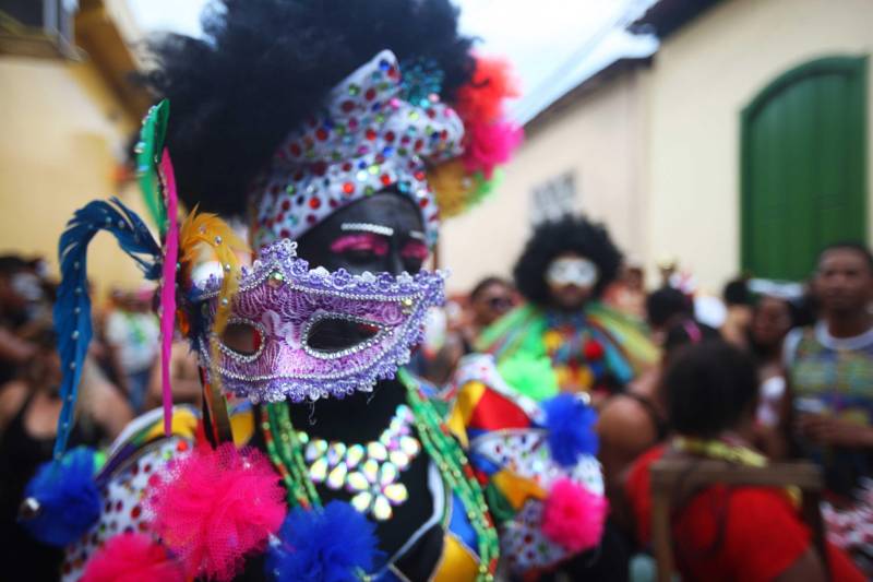 O professor Júlio Leal Gomes é natural de Vigia de Nazaré, no nordeste paraense, terra conhecida pela hospitalidade, principalmente em época festiva. Mantendo a tradição, no Carnaval Júlio e seus irmãos abrem a casa da família para amigos e outros parentes. Neste ano, o imóvel de quatro cômodos abrigou mais de 50 pessoas. Vigia tem um dos maiores e mais tradicionais carnavais do Pará. Nesta época do ano, a população do município, de 51.173 habitantes (Censo/IBGE), triplica com a chegada de brincantes oriundos de todo o Brasil, e os vigienses – igual coração de mãe - acolhem essa multidão. A estimativa é a cidade receber mais de 300 mil pessoas neste Carnaval.

FOTO: IGOR BRANDÃO / AG PARÁ
DATA: 13.02.2018
BELÉM - PARÁ <div class='credito_fotos'>Foto: IGOR BRANDÃO / AG. PARÁ   |   <a href='/midias/2018/originais/a6b7a8f3-38b7-4bea-b215-14d41a776442.jpg' download><i class='fa-solid fa-download'></i> Download</a></div>