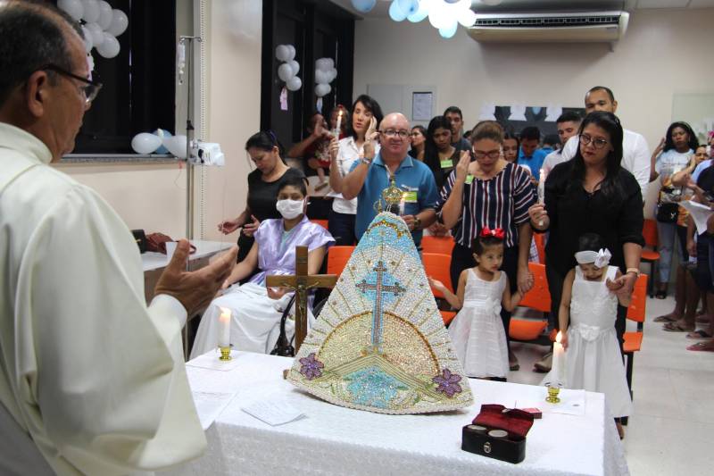 A brinquedoteca estava lotada, as crianças vestidas de branco e o videogame dava lugar à imagem de Nossa Senhora de Nazaré. Tudo isso indicava que algo diferente aconteceria no Hospital Oncológico Infantil Octávio Lobo, na tarde de sábado, 17. 

FOTO: ASCOM HOIOL
DATA: 17.02.2018
BELÉM - PARÁ <div class='credito_fotos'>Foto: ASCOM HOIOL   |   <a href='/midias/2018/originais/a7018e15-5967-4cb3-b6d4-b417255dc459.jpg' download><i class='fa-solid fa-download'></i> Download</a></div>