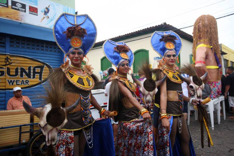 O professor Júlio Leal Gomes é natural de Vigia de Nazaré, no nordeste paraense, terra conhecida pela hospitalidade, principalmente em época festiva. Mantendo a tradição, no Carnaval Júlio e seus irmãos abrem a casa da família para amigos e outros parentes. Neste ano, o imóvel de quatro cômodos abrigou mais de 50 pessoas. Vigia tem um dos maiores e mais tradicionais carnavais do Pará. Nesta época do ano, a população do município, de 51.173 habitantes (Censo/IBGE), triplica com a chegada de brincantes oriundos de todo o Brasil, e os vigienses – igual coração de mãe - acolhem essa multidão. A estimativa é a cidade receber mais de 300 mil pessoas neste Carnaval.

FOTO: IGOR BRANDÃO / AG PARÁ
DATA: 13.02.2018
VIGIA - PARÁ <div class='credito_fotos'>Foto: IGOR BRANDÃO / AG. PARÁ   |   <a href='/midias/2018/originais/a7526a54-9c2a-49fe-9244-cd05ecc72fb1.jpg' download><i class='fa-solid fa-download'></i> Download</a></div>