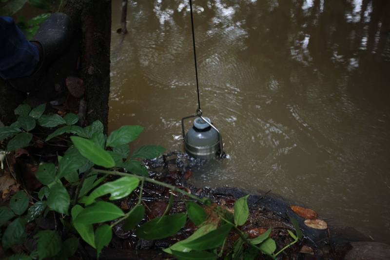 As ações do governo do Estado são imediatas no município de Barcarena, mais especificamente nas comunidades Bom Futuro e Vila Nova, localizadas na área das bacias de rejeitos da Hydro. A primeira medida é a coleta da água dos poços artesianos, para verificar se está própria para o consumo humano. Nesta sexta-feira (23), técnicos do Laboratório Central do Estado (Lacen) começaram o trabalho, que faz parte do conjunto de ações do grupo de trabalho montado pelo governo depois que o Instituto Evandro Chagas confirmou a contaminação da área.

FOTO: MÁCIO FERREIRA / AG. PARÁ
DATA: 23.02.2018
BARCARENA - PARÁ <div class='credito_fotos'>Foto: MÁCIO FERREIRA/ AG. PARÁ   |   <a href='/midias/2018/originais/a8385893-aa9c-4277-abbf-006394f3117d.jpg' download><i class='fa-solid fa-download'></i> Download</a></div>