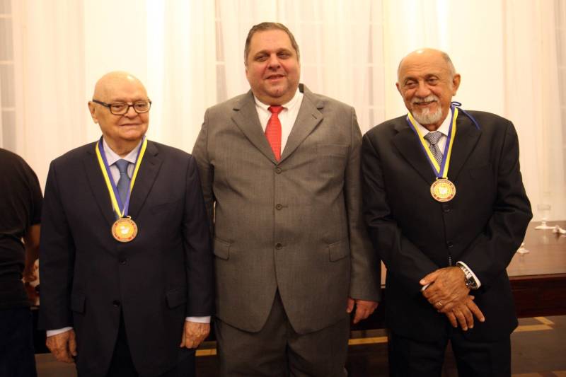 O governador Simão Jatene foi homenageado pela Associação do Corpo Consular no Estado do Pará (ACCP) com a Comenda do Mérito Consular João Clemente Baena Soares. A maior honraria da entidade foi entregue na noite desta quinta-feira (22), no salão nobre do prédio sede da Associação Comercial do Pará (ACP), em Belém. Na foto, o governador Simão Jatene (d), o embaixador Baena Soares (e), e o presidente da Associação Comercial do Pará (ACP), Faed Massoud (c).

FOTO: IGOR BRANDÃO / AG. PARÁ
DATA: 22.02.2018
BELÉM - PARÁ <div class='credito_fotos'>Foto: IGOR BRANDÃO / AG. PARÁ   |   <a href='/midias/2018/originais/a88daf00-acf8-4b87-81bc-5b3f29ad7ee8.jpg' download><i class='fa-solid fa-download'></i> Download</a></div>