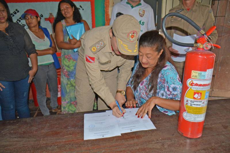 Moradores da comunidade Pantanal, no bairro do Mangueirão, em Belém, receberam, nesta terça-feira (10), 100 kits de gás de cozinha, contendo registro regulador e mangueira. A ação foi realizada pelo 27º Grupamento do Corpo de Bombeiros Militar do Pará. O objetivo da ação é demonstrar como se deve agir diante de uma situação de vazamento do Gás Liquefeito de Petróleo (GLP). A programação contou com o apoio da empresa Liquigás, que realizou a doação dos kits. Já a equipe da Defesa Civil orientou os moradores sobre prevenção de acidentes. “A necessidade é observar a validade do registro e das mangueiras, bem como desmistificar algumas situações quando se tenta impedir um vazamento”, explicou a sub-comandante do 27º GBM, Major Gabriela Contente. O 27º Grupamento de Bombeiros Militar fica no bairro do Mangueirão e atende sete bairros (Mangueirão, Castanheira, Marambaia, Una, Cabanagem, Parque Verde e Benguí) da capital paraense. Na foto, assinatura do termo do Corpo de Bombeiros da doação do extintor de gás para escola Jardim Jaderlar. 

FOTO: CARLOS YURI / ASCOM CBMPA
DATA: 10.04.2018
BELÉM - PARÁ <div class='credito_fotos'>Foto: CARLOS YURI / ASCOM CBMPA   |   <a href='/midias/2018/originais/a88f6330-988d-45a4-84d6-836cf94b80d4.jpg' download><i class='fa-solid fa-download'></i> Download</a></div>