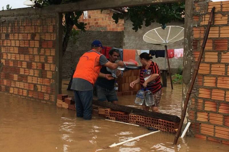 A Defesa Civil do Pará está em plena execução do Plano de Contingência para desastres hidrometeorológicos 2018-2019. As ações têm o sentido de atender municípios em situações mais críticas por conta da intensidade das chuvas previstas para o período do inverno amazônico. A atenção está voltada a possíveis cheias de rios localizados no sul e sudeste paraense, cheias em decorrência das intensas chuvas. Segundo a Defesa Civil, as chuvas nas duas regiões já chegaram 80% do previsto para todo o mês de fevereiro. As equipes de socorro estão monitorando os rios Itacaiúnas, Tocantins, Araguaia e Parauapebas. No último trimestre, compreendido entre outubro a dezembro de 2017, foram registrados 470 mm de índice pluviométrico, 20 pontos a mais que a média histórica entre 1981 e 2010, que foi de 450 mm. Na foto, entrega de água em Parauapebas- pa.

FOTO: DIVULGAÇÃO
DATA: 10.02.2018
PARAUAPEBAS - PARÁ <div class='credito_fotos'>Foto: Divulgação   |   <a href='/midias/2018/originais/a893fb60-385f-467a-835c-02d2414a9a73.jpg' download><i class='fa-solid fa-download'></i> Download</a></div>