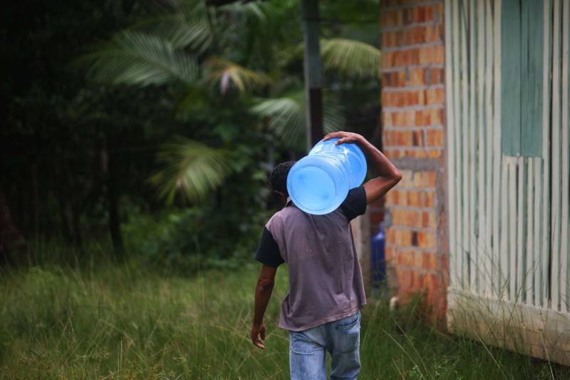 Iniciou neste sábado, 24, o prazo que o Governo do Estado deu para que a empresa de alumínio Hydro Alunorte adote procedimentos e mecanismos seguros ambientalmente, a fim de que as bacias de resíduos da empresa baixem os níveis em pelo menos um metro – o que é definido tecnicamente como padrão de segurança com comprovação permanente da redução e manutenção dos níveis. Uma equipe de fiscalização da Secretaria de Estado de Meio Ambiente e Sustentabilidade (Semas) está no município para fazer o monitoramento dos níveis das bacias do sistema de tratamento dos rejeitos da Bauxita. "Vamos montar equipes para, de duas em duas horas, avaliar o nível das bacias. Em caso de chuva o monitoramento será feito de uma em uma hora", explicou Rejiane Santos, geóloga da Diretoria de Licenciamento Ambiental da Semas.

FOTO: IGOR BRANDÃO / AG PARÁ
DATA: 24.02.2018
BELÉM - PARÁ <div class='credito_fotos'>Foto: IGOR BRANDÃO / AG. PARÁ   |   <a href='/midias/2018/originais/a8fea228-7c77-4262-80c0-b8bd227078fc.jpg' download><i class='fa-solid fa-download'></i> Download</a></div>