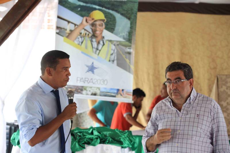 Mais de 300 produtores compareceram à arena Bira's, em Igarapé-Miri, no nordeste paraense, na manhã de quinta-feira (15), em busca de informações sobre crédito, qualificação profissional, regularização fundiária e cadeia produtiva. O público foi atendido pela "Caravana Pará 2030 - Igarapé-Miri", promovida pelo governo do Estado, que levou ao município os serviços de várias secretarias, bancos e instituições ligadas à produção e à intermediação de negócios. Na foto, o prefeito Antoniel Miranda.

FOTO: RODOLFO OLIVEIRA / AG. PARÁ
DATA: 16.03.2018
IGARAPÉ-MIRI - PARÁ <div class='credito_fotos'>Foto: Rodolfo Oliveira/Ag. Pará   |   <a href='/midias/2018/originais/a90ea68d-7e62-4bb4-9033-6a5779c1812c.jpg' download><i class='fa-solid fa-download'></i> Download</a></div>