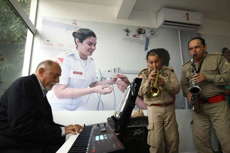 Na mesma cerimônia que entregou as viaturas para serviços de vistoria, o governador Simão Jatene fez uma visita técnica às instalações da nova Policlínica ao Corpo de Bombeiros Militar do Estado. Um prédio no Quartel do Comando Geral da corporação foi reformado e adaptado para receber a Policlínica, que oferta assistência médico-odontológico, psicológico e de primeiros socorros aos bombeiros militares e seus dependentes.

FOTO: IGOR BRANDÃO / AG. PARÁ
DATA: 15.03.2018
BELÉM - PARÁ <div class='credito_fotos'>Foto: IGOR BRANDÃO / AG. PARÁ   |   <a href='/midias/2018/originais/a9445100-ee4b-4839-a193-f314bb259706.jpg' download><i class='fa-solid fa-download'></i> Download</a></div>