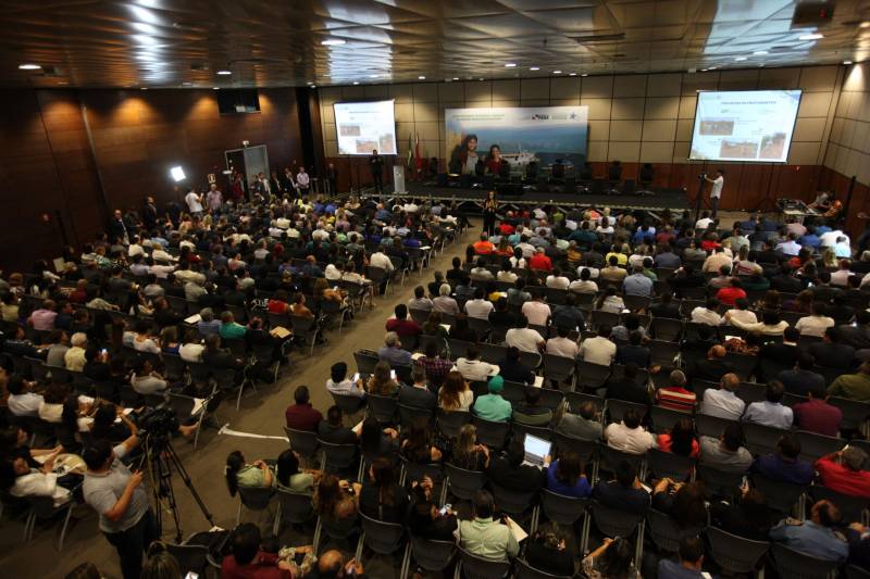 Foi aberta na manhã desta quarta-feira (7) a 3ª Reunião do Fórum Permanente de Prefeitas e Prefeitos dos Municípios Sustentáveis, que terá como tema central a governança compartilhada. O evento reúne gestores e técnicos dos 141 municípios que manifestaram interesse em adotar as diretrizes do programa e trará palestras e painéis com especialistas da área, além dos resultados alcançados com o auxílio do Programa Municípios Sustentáveis (PMS), gerido pela Secretaria Extraordinária de Municípios Sustentáveis (Semsu), principalmente no âmbito da gestão fiscal das prefeituras. A programação se estende até a quinta-feira (8), no Hangar Convenções e Feiras da Amazônia. Na foto, secretária de Municípios Sustentáveis, Izabela Jatene.

FOTO: SIDNEY OLIVEIRA / AG. PARÁ
DATA: 07.02.2018
BELÉM - PARÁ <div class='credito_fotos'>Foto: Sidney Oliveira/Ag. Pará   |   <a href='/midias/2018/originais/a98e49ef-1092-4ff2-adf3-363ae11b7abf.jpg' download><i class='fa-solid fa-download'></i> Download</a></div>