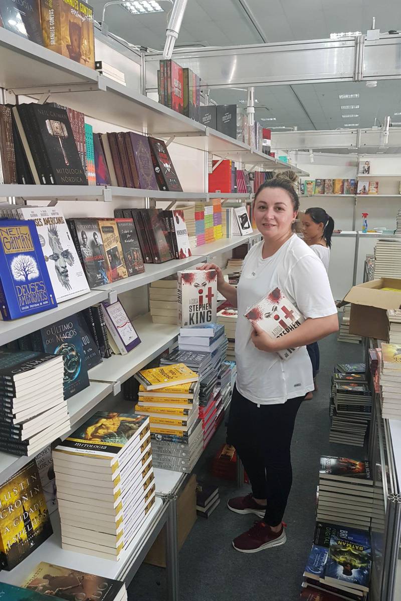 O Salão terá 32 estandes (19 do Pará e 13 de outros estados) e cerca de 100 editoras. Entre as livrarias está a Selecta Livros, de São Paulo, que vai oferecer quase 8 mil publicações. A gerente Deia Farias (foto) explicou que tem livros para todos os públicos.

FOTO: ASCOM CRGSP
DATA: 26.04.2018
MARABÁ - PARÁ <div class='credito_fotos'>Foto: ASCOM CRGSP   |   <a href='/midias/2018/originais/a99a72e2-3ec8-425c-b6f8-3a17a2123747.jpg' download><i class='fa-solid fa-download'></i> Download</a></div>