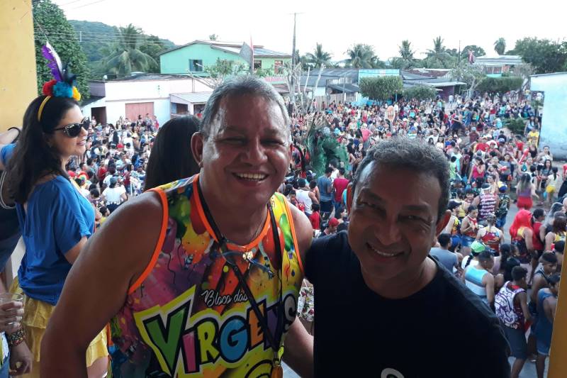 Tradição, história e simbolismo. Assim é a festa do Carnapauxis, realizado todos os anos no município de Óbidos, na região Oeste. O carnaval obidense é patrimônio cultural do estado do Pará e foi construído com identidade própria por meio de figuras e personagens históricos. A programação oficial iniciou na última quarta-feira (7), e prossegue até a quarta-feira de cinzas (14). Assim como a colonização de Óbidos, o Carnapauxis tem traços da origem portuguesa, principalmente por conta das alegorias e das máscaras. Esse adereço é símbolo do carnaval, através do Mascarado Fobó, onde as pessoas se vestem com um macacão colorido bem folgado, que chamam de "dominó", máscaras de papelão, feitas por alguns artesãos da cidade e capacete feito de cartolina e tiras de papel colorido, bexiga de boi, apito e pó. Na foto, o prefeito de Óbidos, Chico Alfaia (d).

FOTO: SAMUEL ALVARENGA / SECOM
DATA: 11.02.2018
ÓBIDOS - PARÁ <div class='credito_fotos'>Foto: Samuel Alvarenga / Secom   |   <a href='/midias/2018/originais/a9bce0a9-741a-447d-ad46-b386725fd730.jpg' download><i class='fa-solid fa-download'></i> Download</a></div>