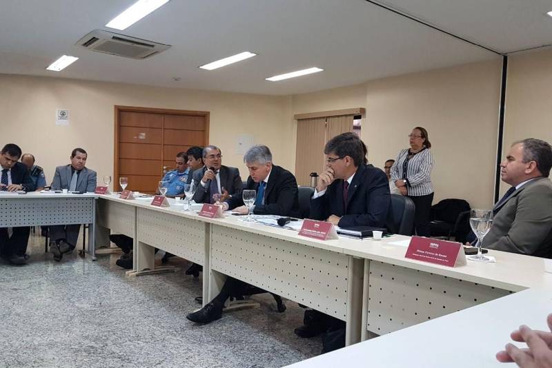 Representantes do Sistema de Segurança Pública do Pará e da Procuradoria Geral de Justiça do Ministério Público Estadual estiveram reunidos, na manhã desta sexta-feira, 16, para dialogar sobre as estratégias que serão implementadas para intensificar a segurança pública no estado. A reunião ocorreu na sede do Ministério Público Estadual. Na foto, o titular a Secretaria de Estado de Segurança Pública, Luiz Fernandes (falando).

FOTO: ASCOM MPE
DATA: 16.03.2018
BELÉM - PARÁ <div class='credito_fotos'>Foto: ASCOM / MPE   |   <a href='/midias/2018/originais/a9d510da-0748-4418-a02f-60d44011f02f.jpg' download><i class='fa-solid fa-download'></i> Download</a></div>