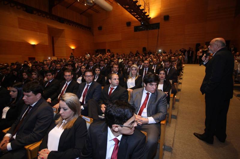 Para o governador Simão Jatene (foto), todos os nomeados podem se considerar – a partir do momento em que optaram por um concurso público no Pará – paraenses, “pois vão ajudar a construir o estado”. “Vocês terão a grata oportunidade de conhecer o estado pelo seu interior, o que é extremamente enriquecedor”, disse o governador. “Mas, preparem-se, pois terão poucos aplausos nos acertos e muitas e severas críticas ao menor erro”. Sobre o concurso e a posse dos novos delegados, Jatene disse que “mais um desafio foi vencido, que é o de ter um delegado para cada município”. “É mais um passo no sentido de combater a violência e melhorar os índices da segurança pública, o que nós fazemos mesmo com a crise que ainda assola o país”, disse o governador. “Enquanto existir essa vontade coletiva, unindo governo e sociedade, vamos vencer mais desafios, em todas as áreas”, concluiu Simão Jatene.

FOTO: SYDNEY OLIVEIRA / AG. PARÁ
DATA: 26.02.2018
BELÉM - PARÁ <div class='credito_fotos'>Foto: Sidney Oliveira/Ag. Pará   |   <a href='/midias/2018/originais/a9e698e1-be2a-481a-a62e-c01fdfb69f4d.jpg' download><i class='fa-solid fa-download'></i> Download</a></div>