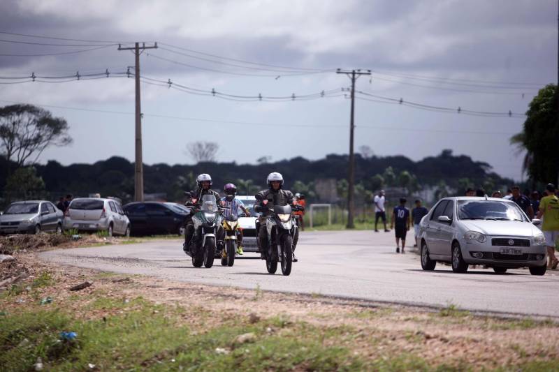 O Clube do Remo venceu o Paysandu por 2 a 1 na tarde deste domingo, partida realizada no Estádio Mangueirão, e largou na frente pelo título do Campeonato Paraense de 2018. Na foto, agentes do Departamento de Trânsito (Detran).

FOTO: THIAGO GOMES / AG. PARÁ
DATA: 01.04.2018
BELÉM - PARÁ <div class='credito_fotos'>Foto: Thiago Gomes /Ag. Pará   |   <a href='/midias/2018/originais/aa33594a-dee9-4460-96f1-5485f587b2bb.jpg' download><i class='fa-solid fa-download'></i> Download</a></div>