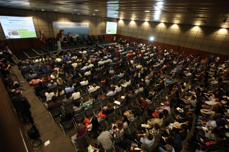 Foi aberta na manhã desta quarta-feira (7) a 3ª Reunião do Fórum Permanente de Prefeitas e Prefeitos dos Municípios Sustentáveis, que terá como tema central a governança compartilhada. O evento reúne gestores e técnicos dos 141 municípios que manifestaram interesse em adotar as diretrizes do programa e trará palestras e painéis com especialistas da área, além dos resultados alcançados com o auxílio do Programa Municípios Sustentáveis (PMS), gerido pela Secretaria Extraordinária de Municípios Sustentáveis (Semsu), principalmente no âmbito da gestão fiscal das prefeituras. A programação se estende até a quinta-feira (8), no Hangar Convenções e Feiras da Amazônia. Na foto, secretária de Municípios Sustentáveis, Izabela Jatene.

FOTO: SIDNEY OLIVEIRA / AG. PARÁ
DATA: 07.02.2018
BELÉM - PARÁ <div class='credito_fotos'>Foto: Sidney Oliveira/Ag. Pará   |   <a href='/midias/2018/originais/aa4368bf-3f36-476f-9ad3-de733763bbc4.jpg' download><i class='fa-solid fa-download'></i> Download</a></div>