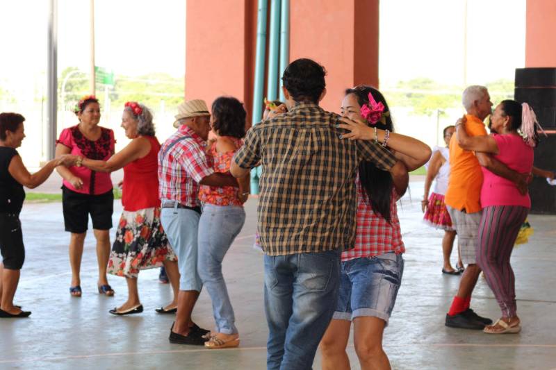 Cerca de 400 idosos, trajando as vestes típicas da época junina, participaram do 19º “Arraiá” (foto), que integra o Projeto Vida Ativa na Terceira Idade, nesta terça-feira (26), no Estádio Olímpico do Pará, o Mangueirão, em Belém. O momento mais esperado da festa foi o concurso de Miss Caipira 2018. Conceição Albuquerque, com o traje “Miss Copa do Mundo”, foi a vencedora desta edição. A festa junina contou com apresentação de quadrilhas de entidades de assistência à pessoa idosa e muitas brincadeiras da quadra junina, além da cantora Suanny Batidão. Com a roupa nas cores verde e amarela, Conceição Albuquerque, candidata do núcleo do projeto que funciona na Tuna Luso Brasileira, apostou na junção do tema junino com a mais importante competição de futebol – a Copa do Mundo, na Rússia. A ganhadora participou ao lado de cinco candidatas e conquistou os jurados, que avaliaram coreografia, simpatia e traje. Emocionada, a vencedora recebeu a faixa das mãos de Marlene da Silva, a miss de 2017.

FOTO: ADRIANA PINTO / ASCOM SEEL
DATA: 26.06.2018
BELÉM - PARÁ <div class='credito_fotos'>Foto: ADRIANA PINTO / ASCOM SEEL   |   <a href='/midias/2018/originais/aa641af2-a8f2-4724-a8ee-6e12cc49420b.jpg' download><i class='fa-solid fa-download'></i> Download</a></div>