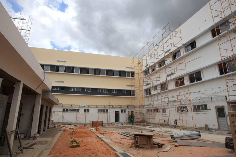 Em Capanema, está sendo construído o Hospital Regional dos Caetés (foto). É mais uma unidade de saúde estratégica na cobertura de alta e média complexidade; atenderá a população de 17 municípios da Região Nordeste

FOTO: SIDNEY OLIVEIRA / AG. PARÁ
DATA: 18.10.2018
CASTANHAL - PARÁ <div class='credito_fotos'>Foto: Sidney Oliveira/Ag. Pará   |   <a href='/midias/2018/originais/ab413f07-db06-4f60-bd3e-086bfdaefdb9.jpg' download><i class='fa-solid fa-download'></i> Download</a></div>