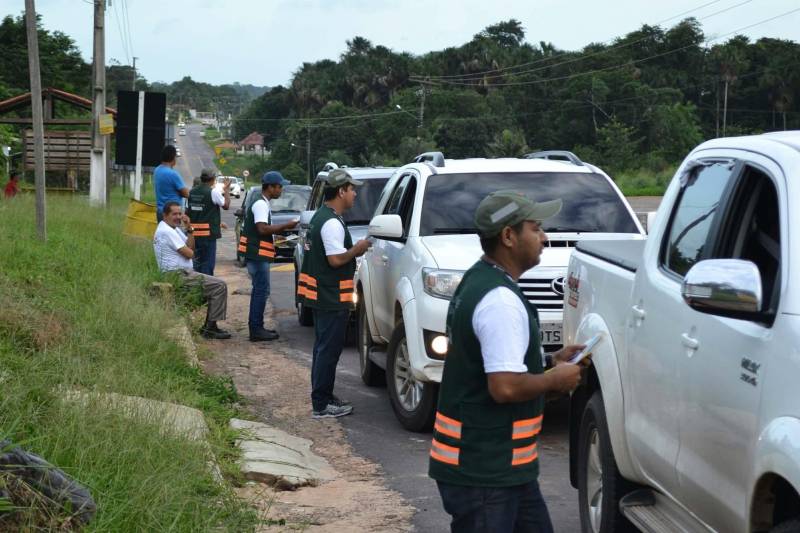 O Departamento de Trânsito do Pará (Detran) e instituições que compõem a Secretaria de Segurança Pública e Defesa Social (Segup) intensificaram as ações de educação e fiscalização durante a Operação Carnaval 2018, no município de Salinópolis. Blitz educativa, barreiras e ações ostensivas em diversos turnos fazem parte da operação que começou na última quarta-feira (7). Em parceria com a Polícia Rodoviária Estadual (PRE), as ações educativas se concentram na barreira localizada na PA-124, acesso ao município. Dez agentes de educação realizam abordagens preventivas e orientam os condutores com relação a práticas seguras no trânsito. “Estamos atentos para identificar qualquer irregularidade que venha comprometer a segurança das pessoas que se deslocam pela rodovia”, afirmou o sargento Josenias Costa.

FOTO: ASCOM / DETRAN
DATA: 10.02.2018
SALINÓPOLIS - PARÁ <div class='credito_fotos'>Foto: ASCOM / DETRAN   |   <a href='/midias/2018/originais/ab9182ec-6b29-4620-8e4c-c260d3e399e4.jpg' download><i class='fa-solid fa-download'></i> Download</a></div>