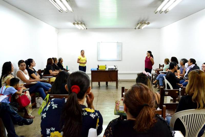 A Casa da Linguagem, unidade da Fundação Cultural do Pará (FCP), preparou uma oficina de formação direcionada para professores da área de Letras, iniciando com uma capacitação em Língua Portuguesa e Literatura voltada para o Exame Nacional do Ensino Médio (Enem) em sala de aula.

FOTO: ARQUIVO / ASCOM FCP
DATA: 11.04.2018
BELÉM - PARÁ <div class='credito_fotos'>Foto: ASCOM FCP   |   <a href='/midias/2018/originais/abf966dd-d486-45a3-b035-d6399506fc5c.jpg' download><i class='fa-solid fa-download'></i> Download</a></div>